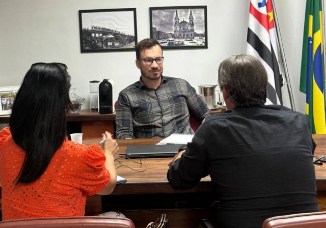 Gabinete de Celso planeja alugar carro blindado para uso do prefeito