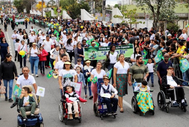 Desfile Cívico reúne milhares de pessoas na Avenida Nove de Julho