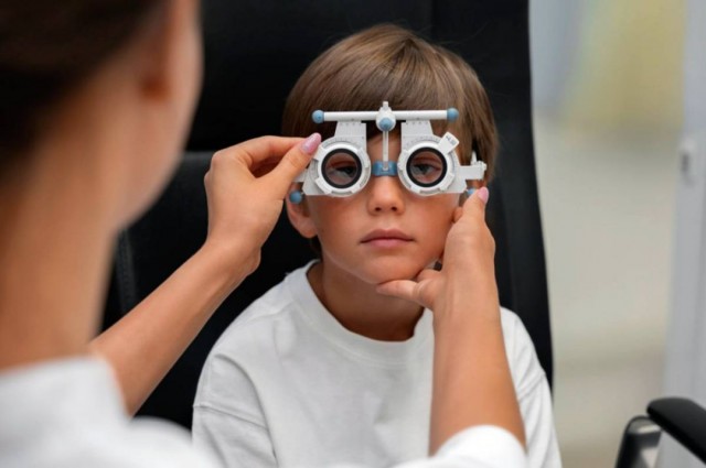 Lentes de contato especiais ajudam a frear a progressão da miopia, diz médica