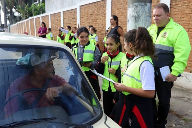 Alunos da rede municipal participam de blitz educativa de trânsito