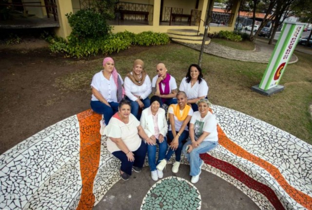 Exposição e desfile chamam atenção para o 'Outubro Rosa'